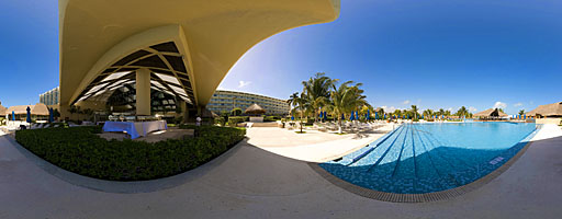 Alberca principal del Hotel Presidente InterContinental. Cancún, México